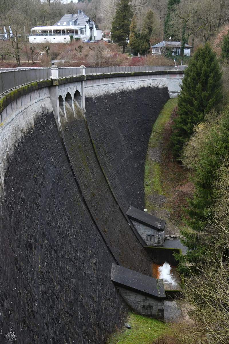 Die Staumauer der Glrtalsperre hat eine gekrmmte Gewichtsstaumauer aus Bruchsteinmauerwerk. (Breckerfeld, Februar 2018)