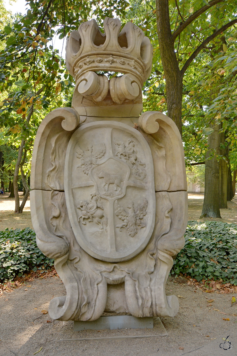 Die steinerne Kartusche mit dem Wappen von Stanislaus August im Łazienki-Park von Warschau. (August 2015)