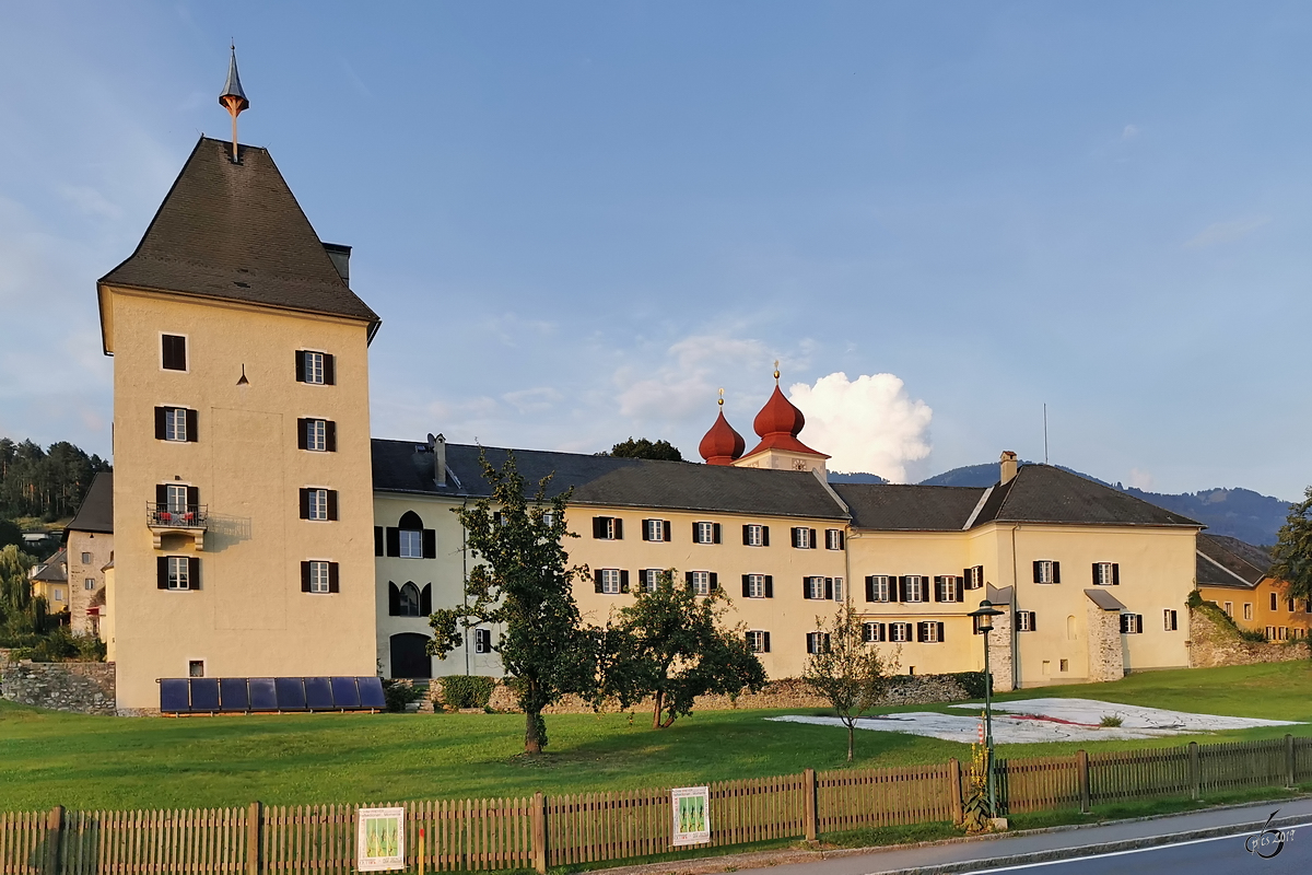 Die Stiftskirche Millstatt, so gesehen im August 2019