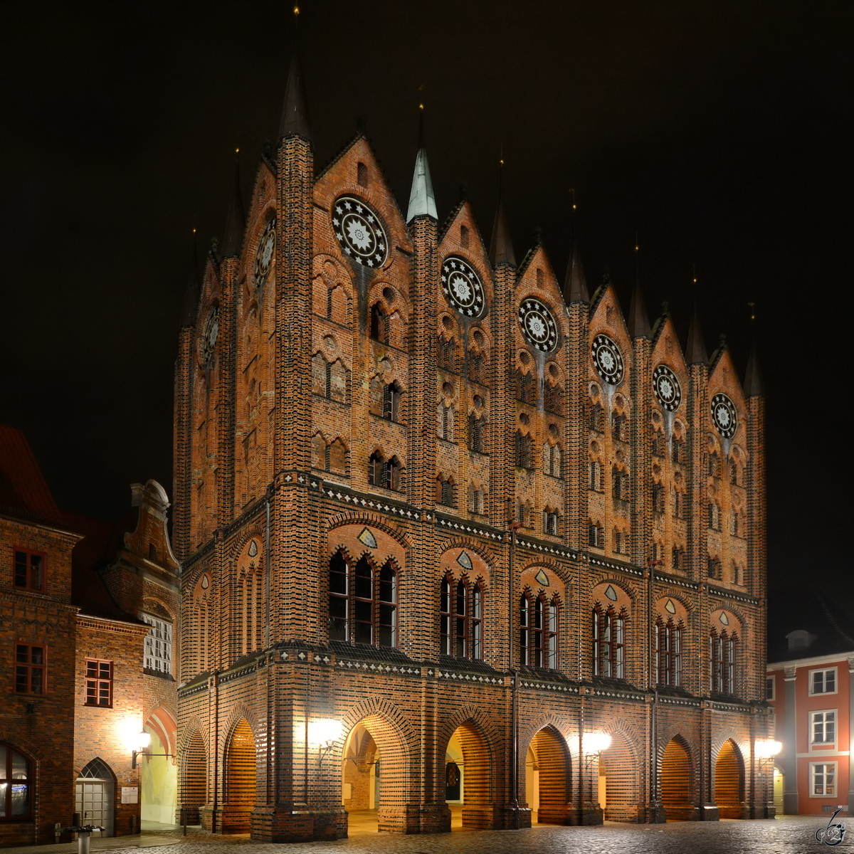 Die im Stil der norddeutschen Backsteingotik gestaltete Schaufassade des Rathauses in Stralsund: (August 2014)