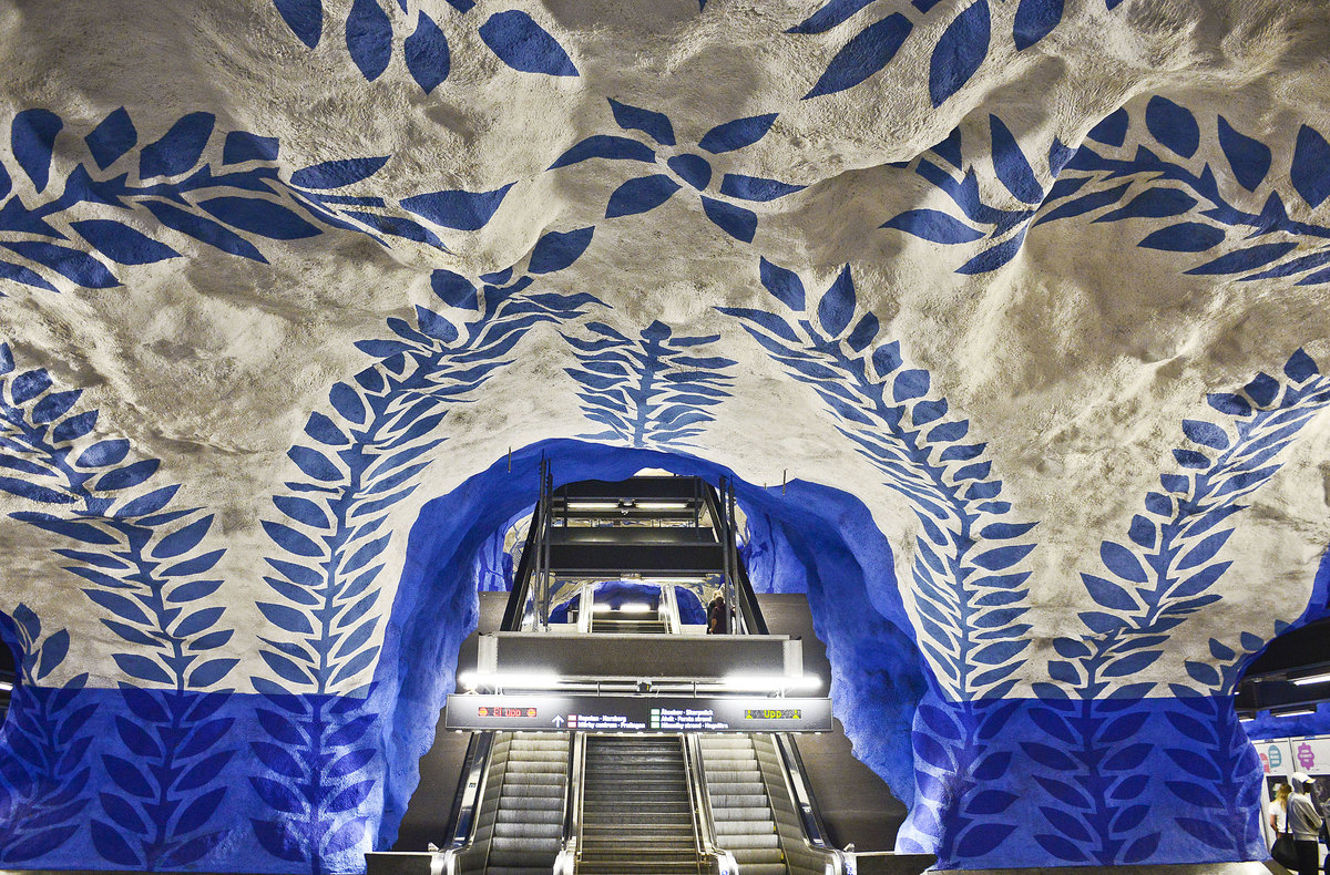 Die Stockholmer U-Bahn ist eine gigantische Kunstgalerie. Mehr als 90 der 110 Stationen sind mit Kunstwerken von ca. 150 verschiedenen Knstlern ausgeschmckt.
Fr den Preis eines U-Bahn-Tickets kann man in den meisten Stockholmer U-Bahnhfen Skulpturen, Mosaike, Gemlde, Installationen, Inschriften und Reliefs aus den 1950er bis in die 2000er Jahre entdecken. Auf dem Bild: U-Bahnhof T-Centralen.

Aufnahme: 28. Juli 2017.