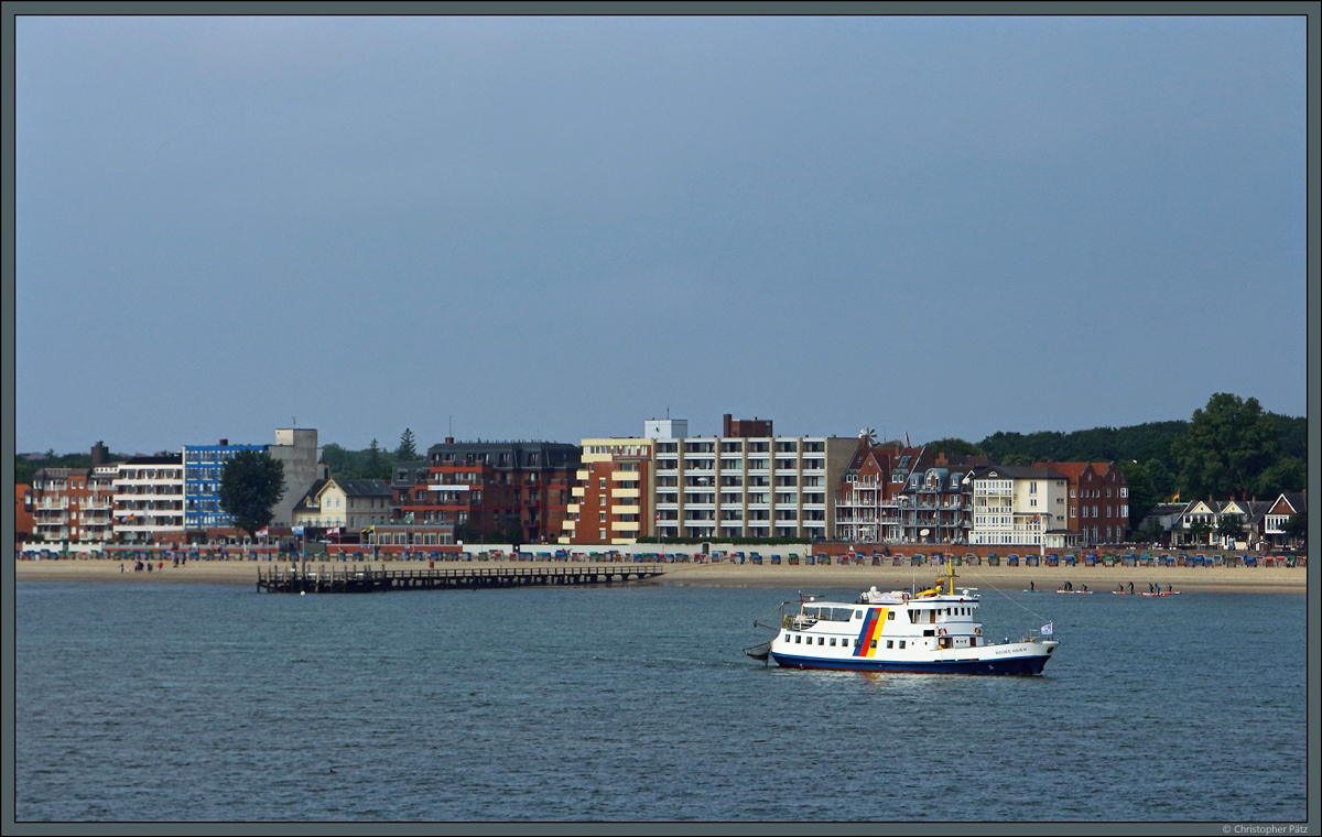 Die Strandpromenade von Wyk auf Fhr mit der Seebrcke und dem Ausflugsschiff MS  Hauke Haien . (30.06.2021)