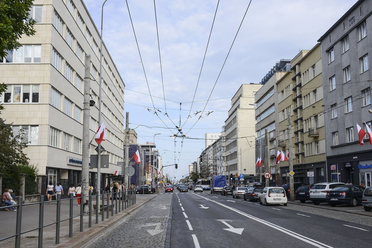 Die Strae Armin Krojewej in Gdynia (deutsch: Gdingen). Die wichtigste Hafenstadt der Zweiten Polnischen Republik wurde in den 1930er Jahren mit ber 100.000 Einwohnern zur Grostadt. Whrend des Zweiten Weltkriegs wurde das whrend dieser Zeit Gotenhafen genannte Gdingen als bedeutender Sttzpunkt der deutschen Kriegsmarine durch britische und US-amerikanische Luftangriffe erheblich zerstrt.Aufnahme: 15. August 2019.