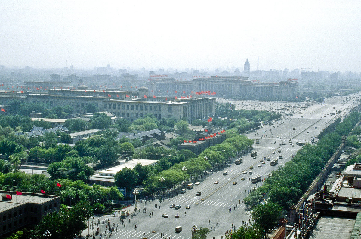 Die Straße Dong Chang'an Ji in Peking. Im Hintergrund ist der Tian’anmen-Platz zu sehen. Bild vom Dia. Aufnahme: 1. Mai 1989.