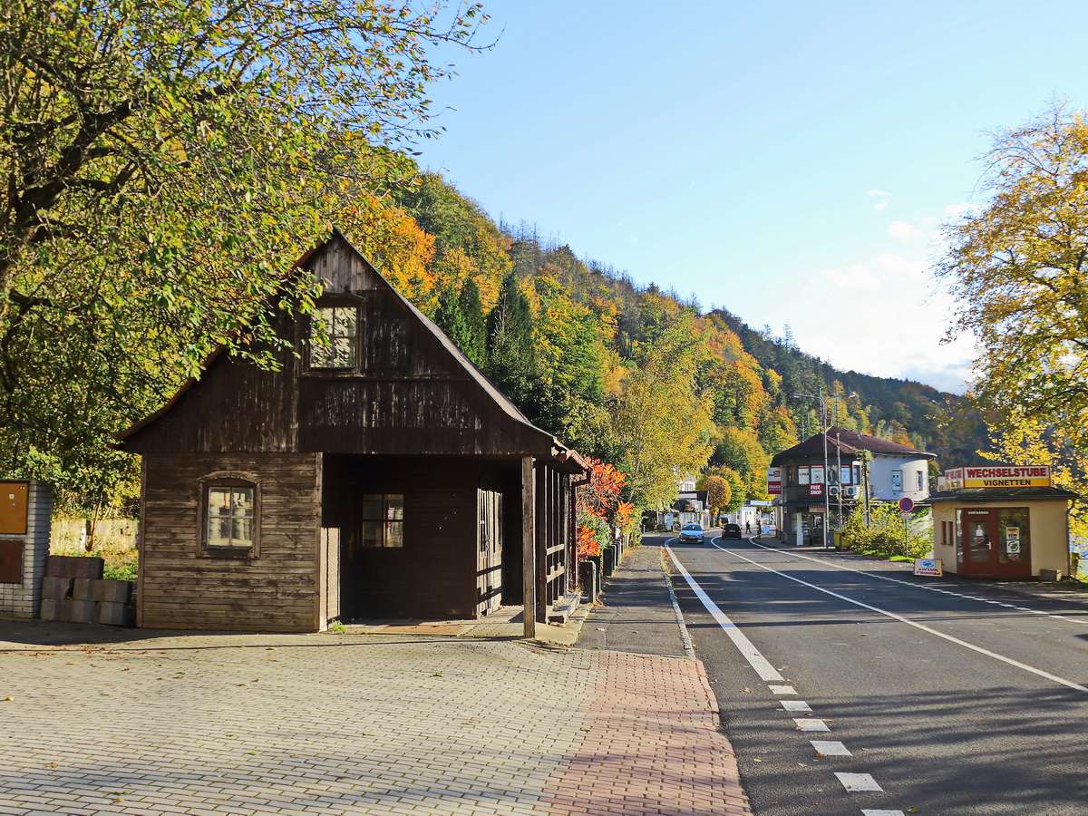 Die Strasse nach Hřensko an der Elbe am 21. Oktober 2021.