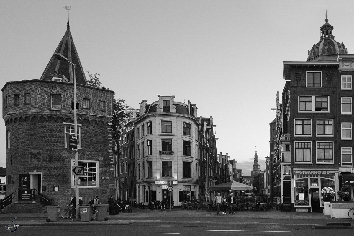 Die Strae Prins Hendrikkade in Amsterdam mit dem Schreierstoren. (August 2012)