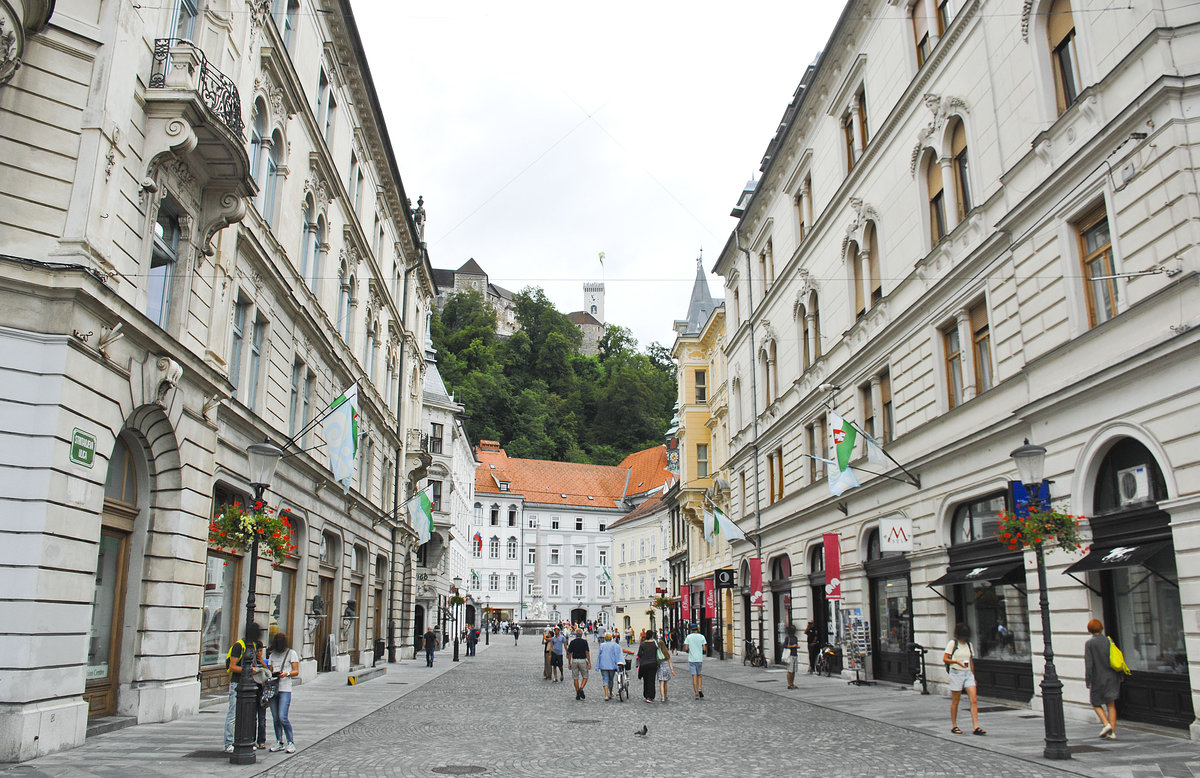 Die Strae Stritarjeva ulica in Ljubljana. Im Hintergrund ist das Schloss (Ljubljanski grad) zu sehen. Aufnahme: 1. August 2016.