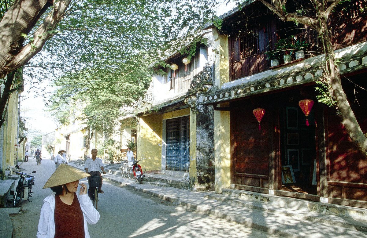Die Straße Trán Phú in der Altstadt von Hôi An. Bild vom Dia. Aufnahme: Januar 2001.