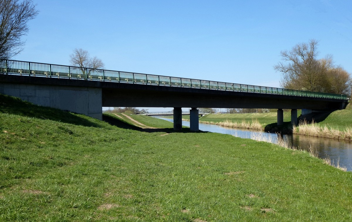 die Straenbrcke (L114) ber die Dreisam verbindet die Orte Nimburg und Eichstetten am Kaiserstuhl, Mrz 2014