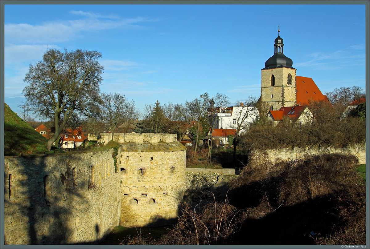 Die Sd-Ost-Bastion der Burg Querfurt und die sptgotische Stadtkirche St. Lamperti. (27.12.2013)