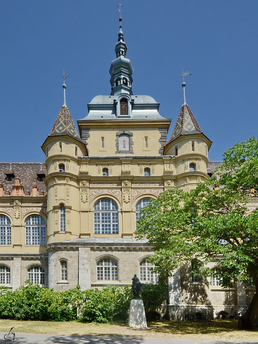 Die Sdfassade des ungarischen Landwirtschaftsmuseums (Magyar Mezőgazdasgi Mzeum) auf dem Gelnde des Stadtwldchens. (Budapest, August 2017)