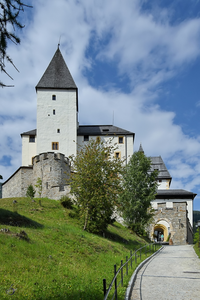 Die Sdseite von Burg Mauterndorf in der gleichnamigen Gemeinde. (August 2019)
