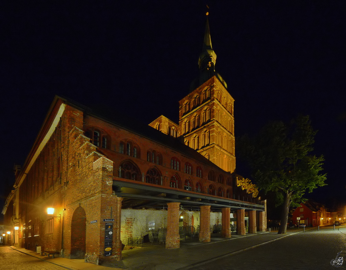 Die Sdseite des Alten Rathauses in Stralsund, so gesehen Ende August 2014.