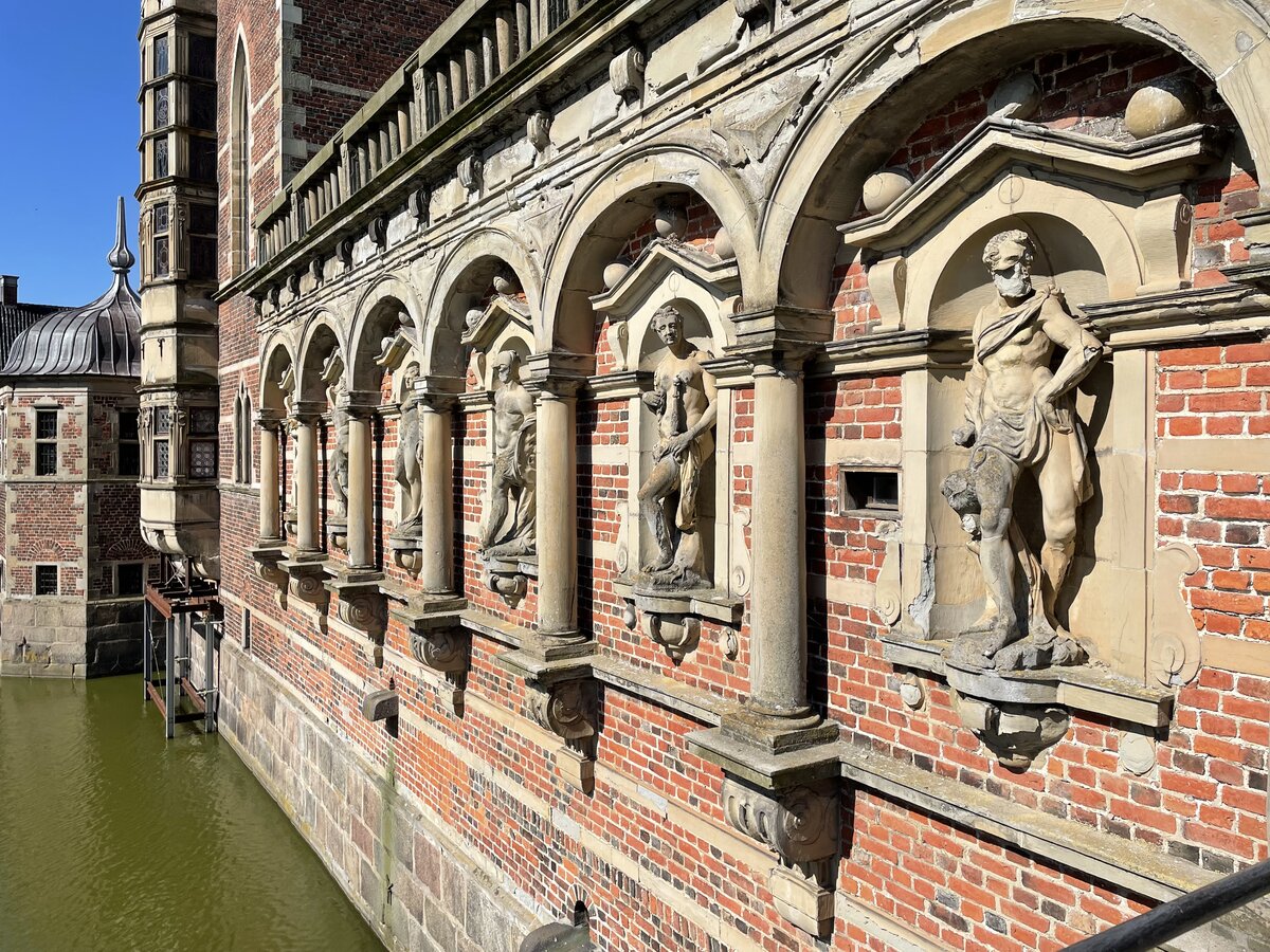 Die Sdseite von Schloss Frederiksborg (dnisch Frederiksborg Slot) - ein Wasserschloss in Hillerd auf der dnischen Insel Seeland. Es gilt als grtes und bedeutendstes Bauwerk der nordischen Renaissance und beherbergt heute das Dnische Nationalhistorische Museum. Aufnahme: 31. August 2021.