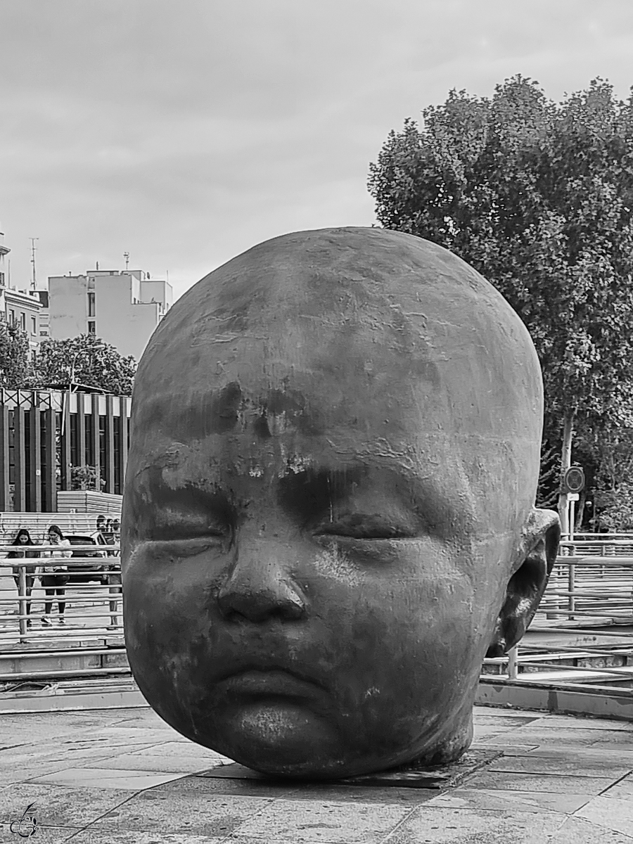 Die  Tag und Nacht  genannte Figurengruppen besteht aus zwei berdimensionalen Babykpfen und steht am Bahnhof Madrid-Atocha. (November 2022)