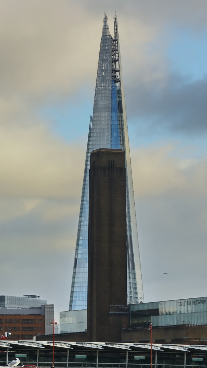 Die Tate Gallery of Modern Art wurde in einem ausgedienten Ölkraftwerk (Bankside Power Station) eingerichtet, dessen Turm das Hochhaus  The Shard  teilweise verdeckt. (London, Februar 2015)