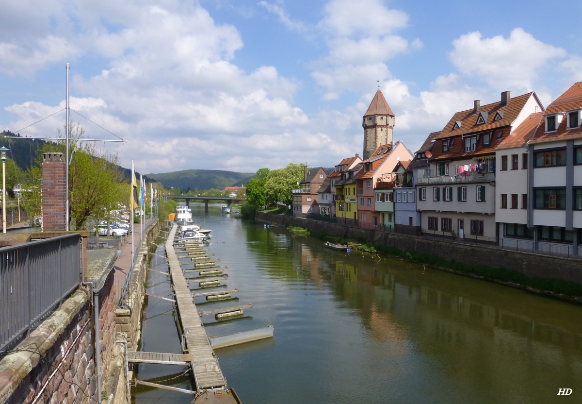 Die Tauber mndet hier in Wertheim direkt hinter der  Brcke im Hintergrund in den Main.
Aufnahme von April 2014.