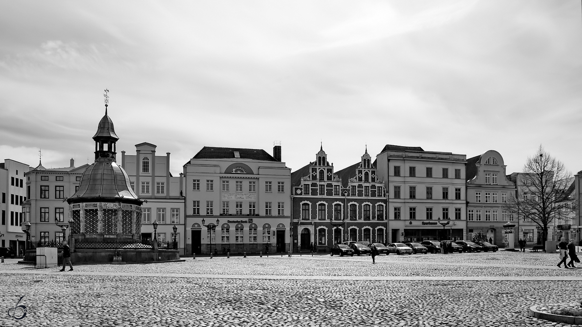 Die teilweise aus alte Schwedenhusern bestehende Huserfront am Marktplatz von Wismar. (Mai 2023)