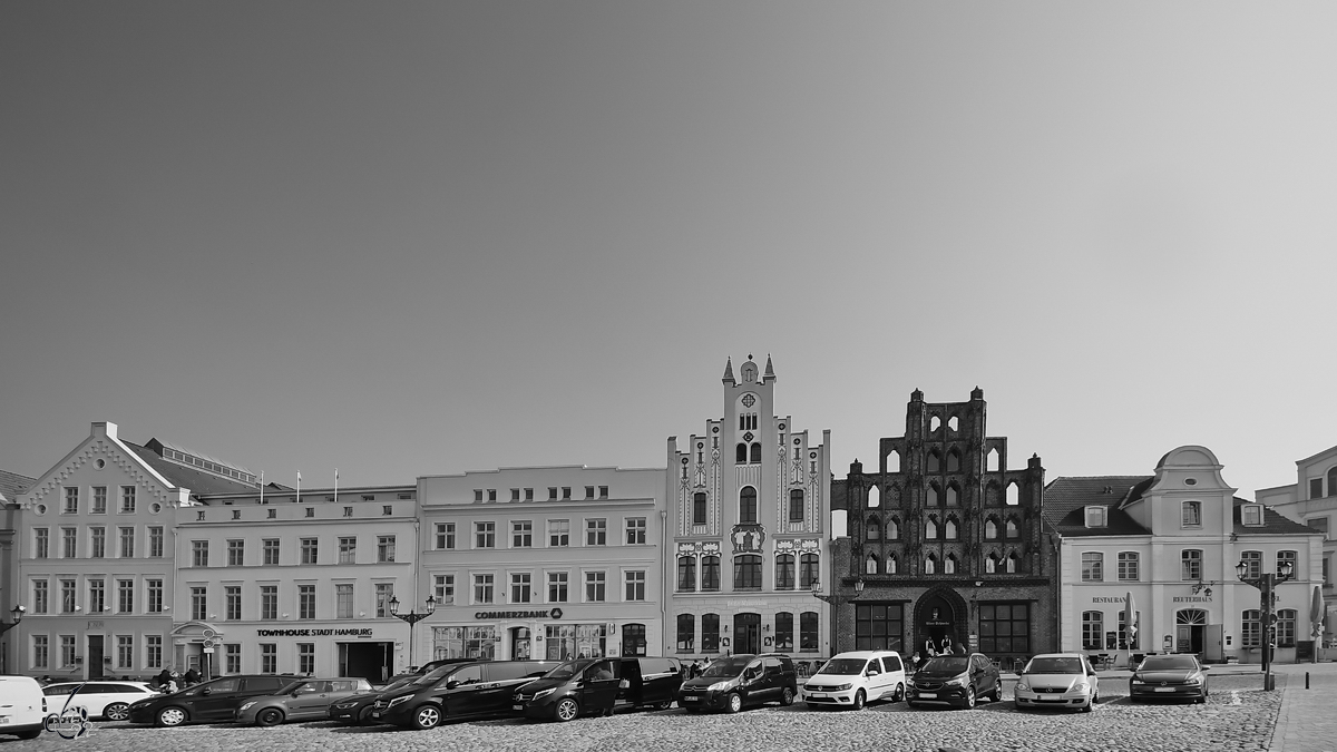 Die teilweise aus alte Schwedenhusern bestehende Huserfront am Marktplatz von Wismar. (Mrz 2022)