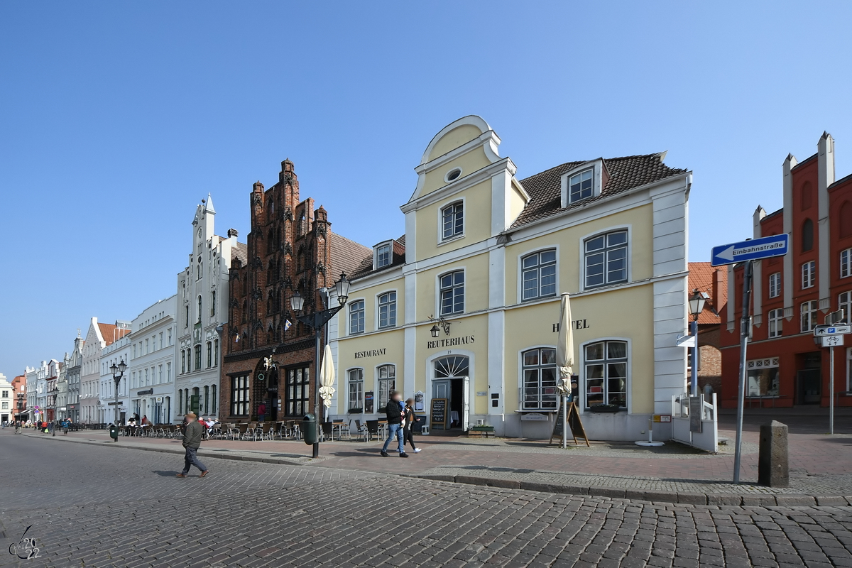 Die teilweise aus alte Schwedenhusern bestehende Huserfront am Marktplatz von Wismar. (Mrz 2022)