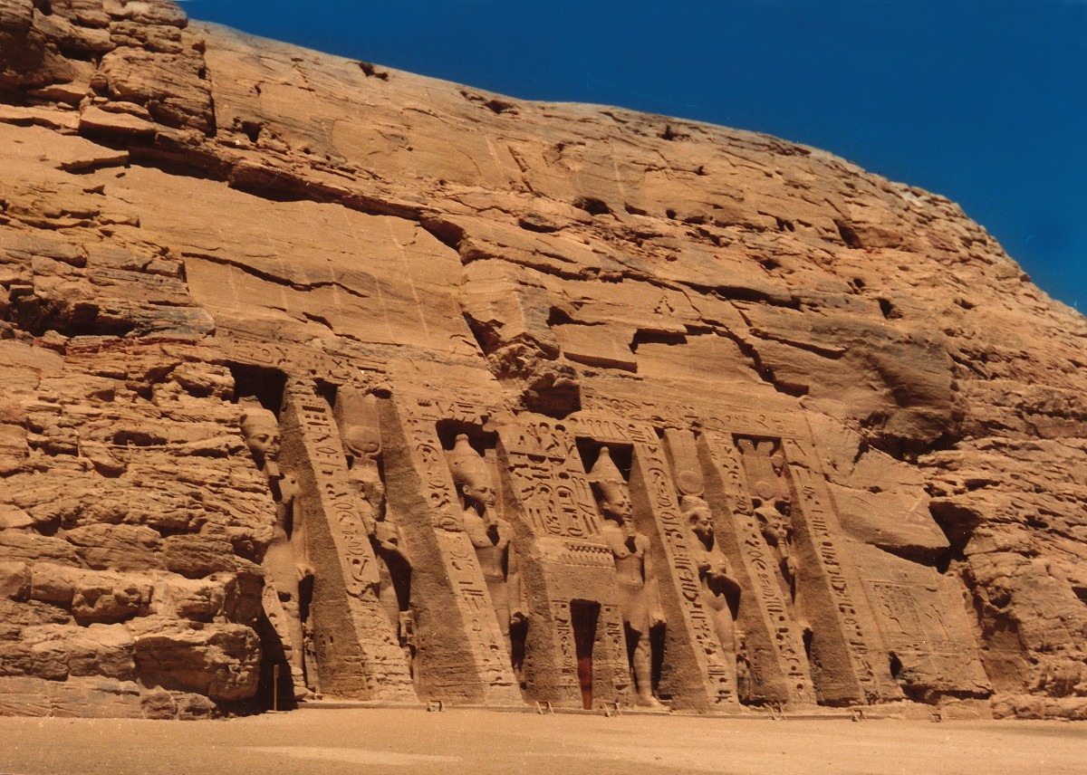 Die Tempel von Abu Simbel, der groe Tempel zum Ruhm Ramses II. und der kleine Hathor-Tempel zur Erinnerung an Nefertari, dessen Groe knigliche Gemahlin, stehen seit 1979 auf der Weltkulturerbeliste der UNESCO. Aufnahme: April 1988.