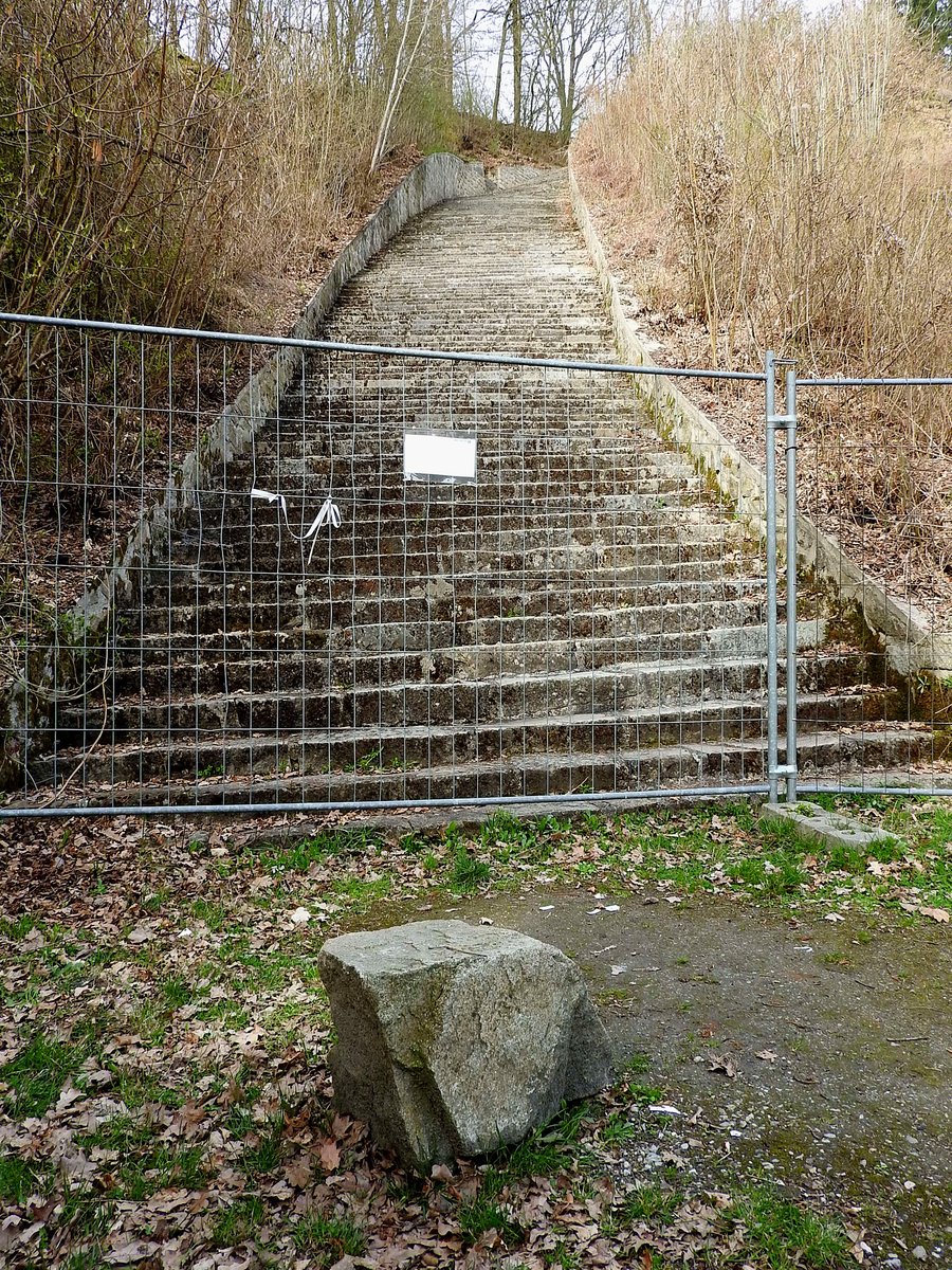 Die Todesstiege in der KZ-Gedenksttte Mauthausen / Mauthausen Memorial,
 ber welche bis zu 50kg schwere Granitblcke  
 von den Gefangenen hinaufgeschleppt werden mussten. 210409 