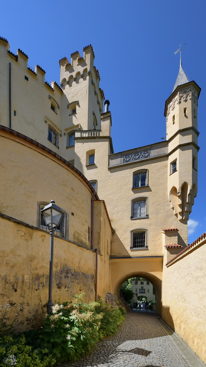 Die Toranlage des Schlosses Hohenschwangau. (Juli 2017)