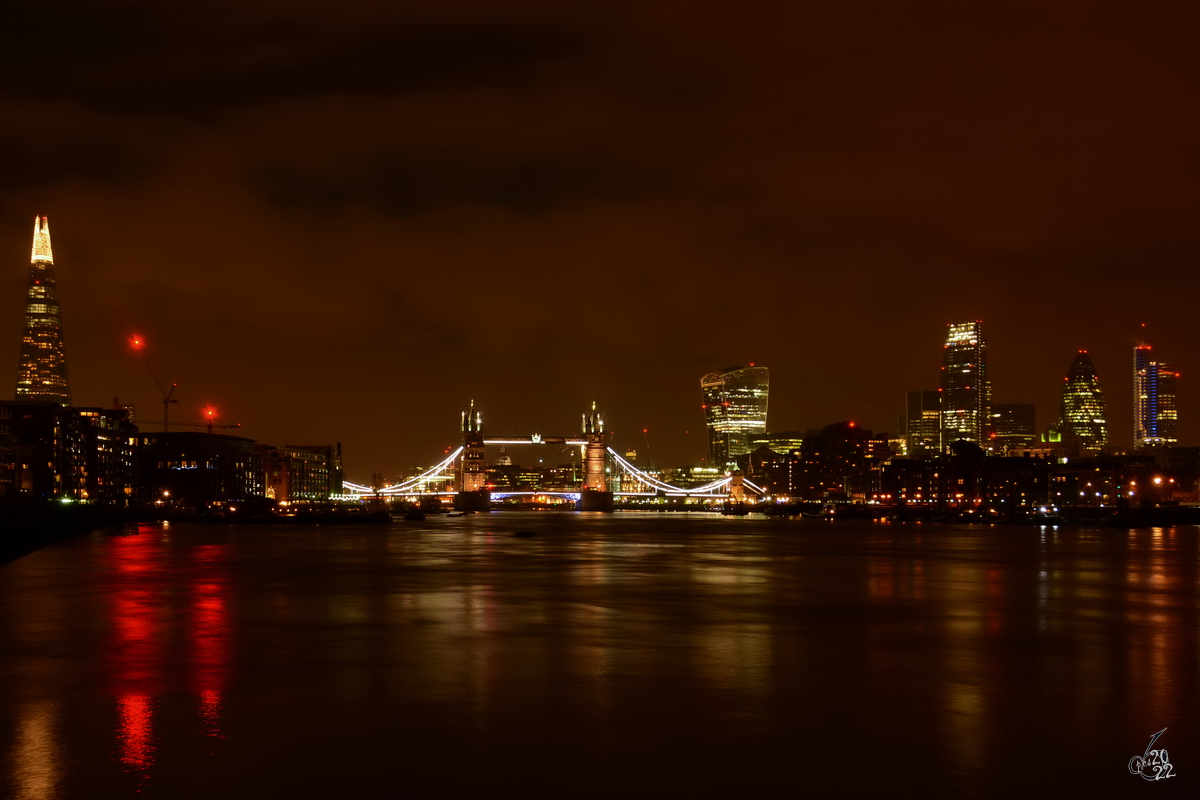 Die Tower Bridge wird von modernen Wolkenkratzern umrahmt. (London, Februar 2015)