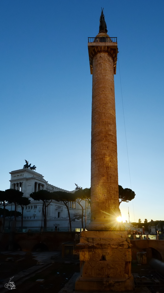 Die Trajanssule (Colonna Traiana) wurde zwischen 112 und 113 nach Christus anlsslich des Sieges ber die Daker fr den rmischen Kaiser Trajan errichtet. (Rom, Dezember 2015)