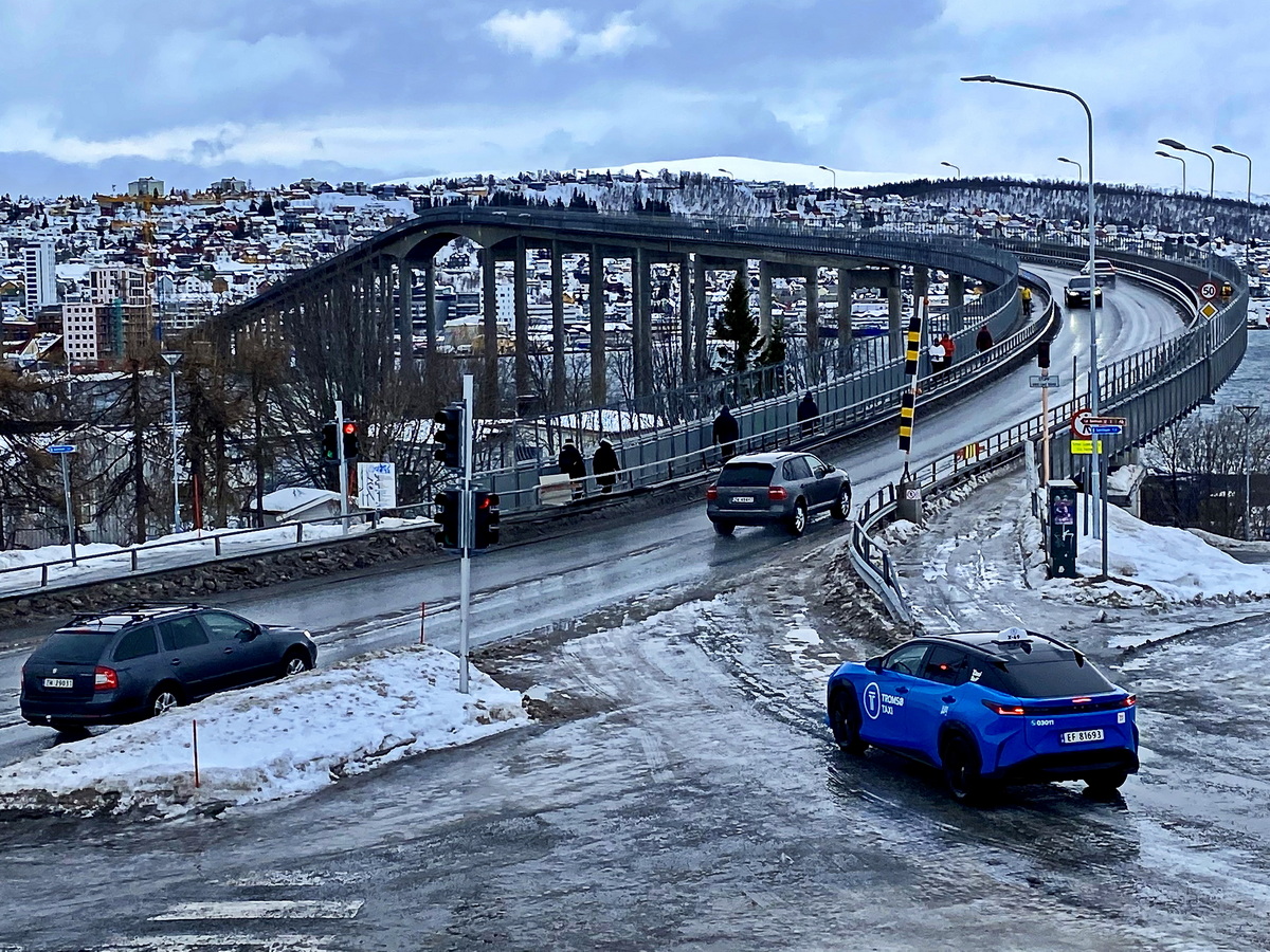 Die Tromsbrcke am 24. Februar 2024 gesehen von der Eismeerkathedrale.