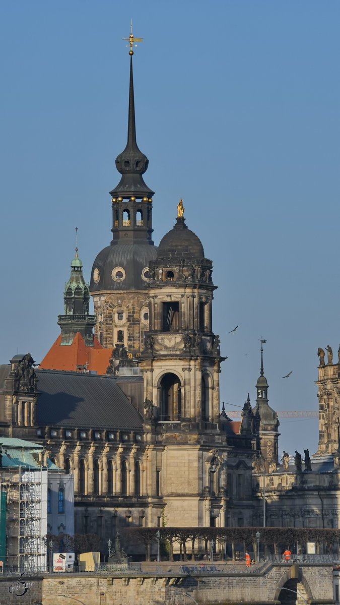 Die Türme des Oberlandesgerichtes und der Katholische Hofkirche in Dresden. (April 2018)
