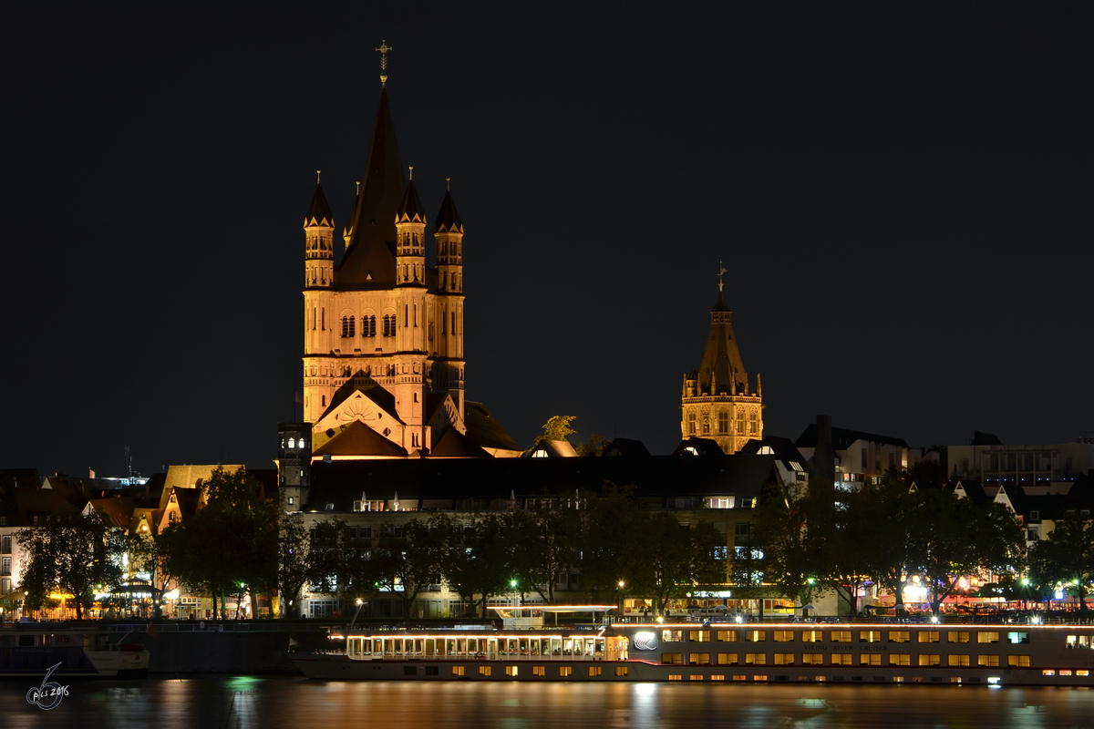 Die Trme der Kirche Gro St. Martin und des Domes im nchtlichen Kln (Oktober 2011)