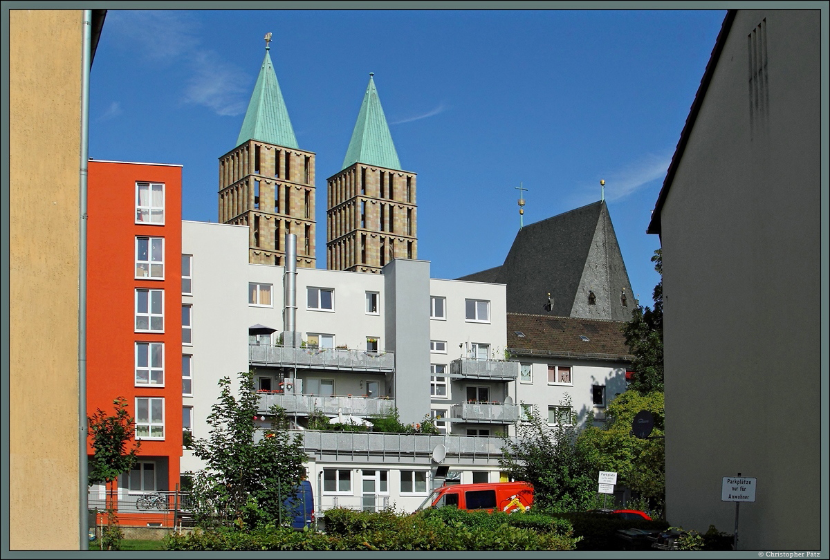 Die Trme der Martinskirche in Kassel berragen die umliegenden modernen Wohngebude deutlich. Die aus dem 14. Jahrhundert stammende Kirche wurde nach dem 2. Weltkrieg in deutlich vernderter Form wiederaufgebaut. Da auch das restliche Viertel im Krieg weitgehend zerstrt wurde, finden sich hier kaum noch ltere Gebude. (11.08.2014)