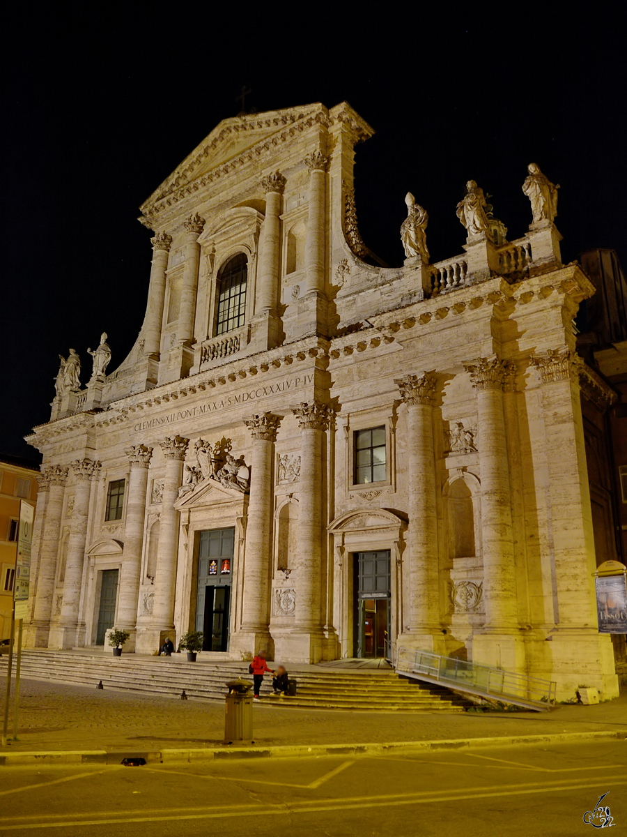 Die ber mehr als zwei Jahrhunderte lang erbaute Basilika San Giovanni Battista dei Fiorentini hat eine Fassade im Stil des Hochbarocks. (Rom, Dezember 2015)