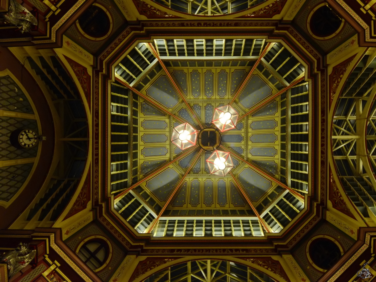 Die berdachung des Leadenhall Market besteht aus Gusseisen und Glas. (London, September 2013)