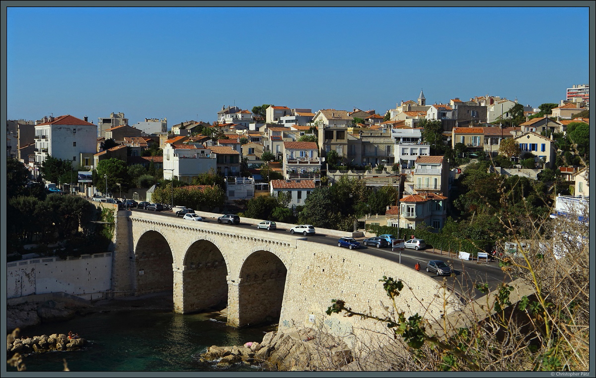 Die Uferstrae Corniche du Prsident-Kennedy berquert eine kleine Bucht. Die 1848 bis 1863 gebaute Strae ist bekannt fr ihre zahlreichen, direkt an der Kste gelegenen Villen. (Marseille, 29.09.2018)