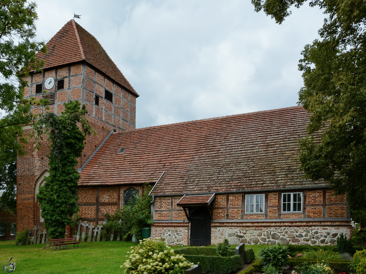 Die um 1700 gebaute Dorfkirche Jrgenstorf ist eine schlichte Fachwerkkirche mit Backsteinturm. (August 2014)