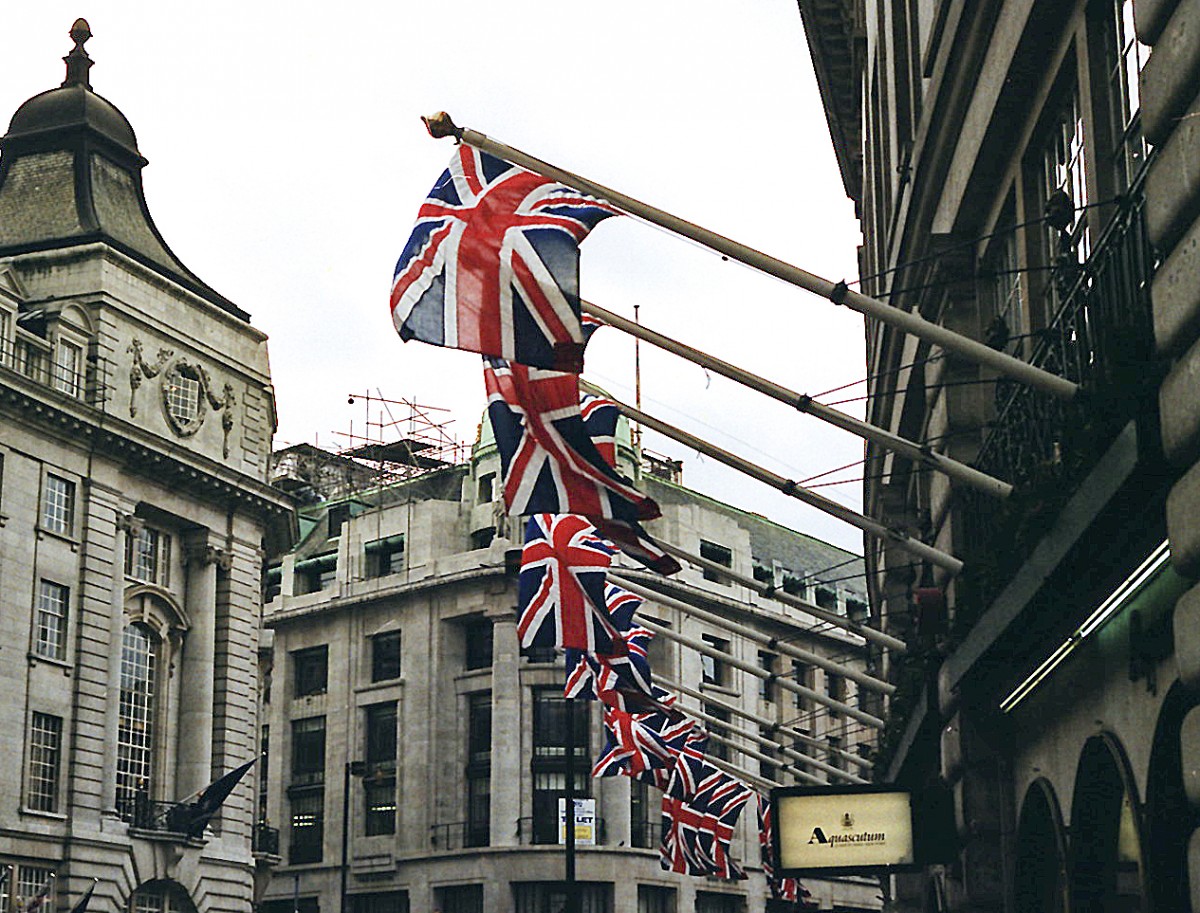 Die Union Jack in Oxford Street in London. Aufnahme: April 1986 (digitalisiertes Negativfoto).