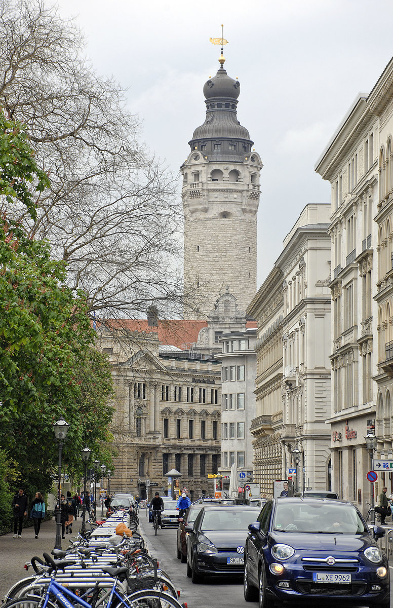 Die Universittssrae in Leipzig von der Grammatischen Strae aus gesehen. Om Hintergrund ist der Turm des Neuen Rathauses zu sehen. Aufnahme: 29. April 2017.