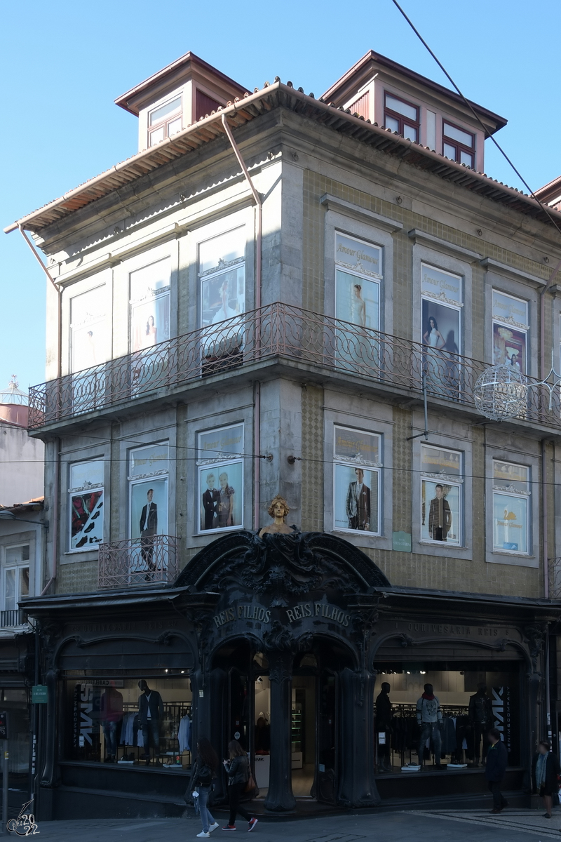Die untere Fassade des Geschftes Reis & Filhos wurde kunstvoll aus Gusseisen gestaltet. (Porto, Januar 2017)