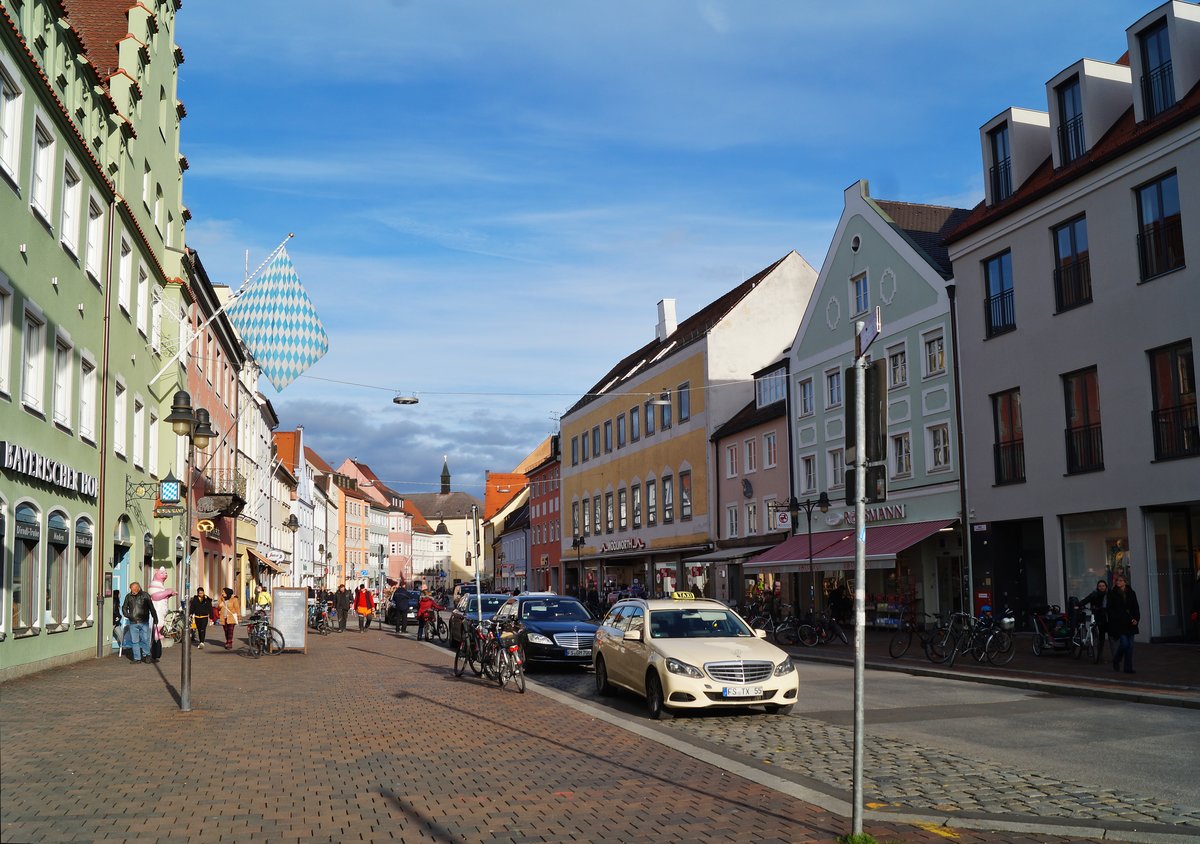 Die Untere Hauptstrae im Zentrum der Domstadt Freising, 20.02.2020.