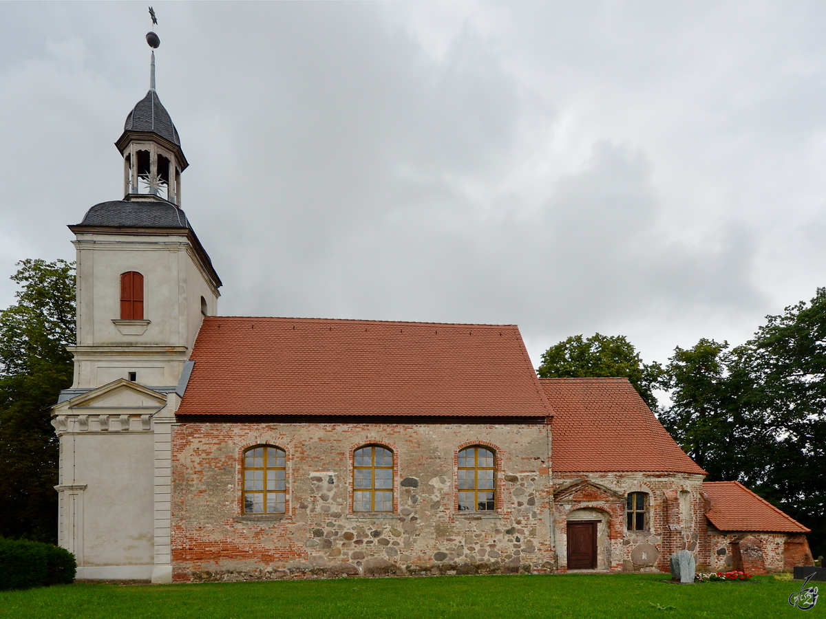 Die ursprnglich gotische Dorfkirche Weitendorf wurde Ende des 18. Jahrhunderts zu einer sptbarocken Kirche umgebaut. (August 2013)