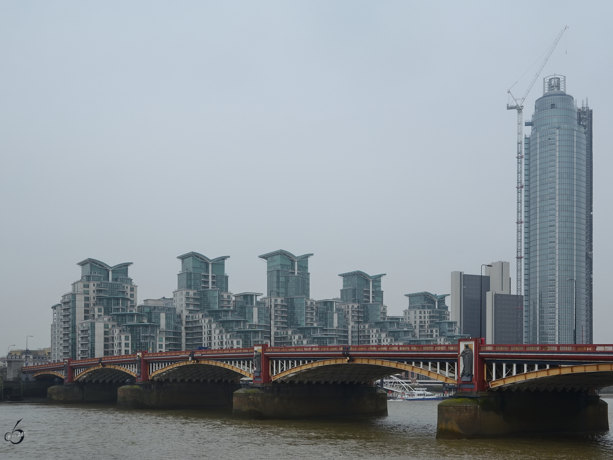 Die Vauxhall-Brücke und dahinter das Hochhaus St. Georges Wharf im Londoner Stadteil Lambeth. (März 2013)