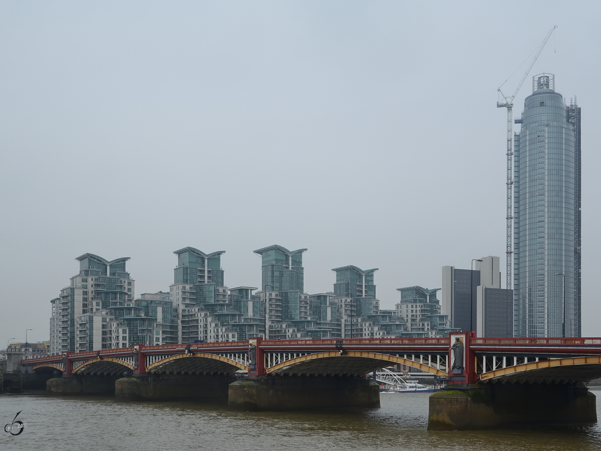 Die Vauxhall-Brcke und dahinter das Hochhaus St. Georges Wharf im Londoner Stadteil Lambeth. (Mrz 2013)