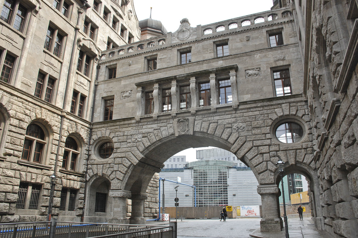 Die Verbindungsbrcke zwischen Neuem Rathaus und Stadthaus Leipzig, umgangssprachlich auch Beamtenlaufbahn genannt. Aufnahme: 29. April 2017.