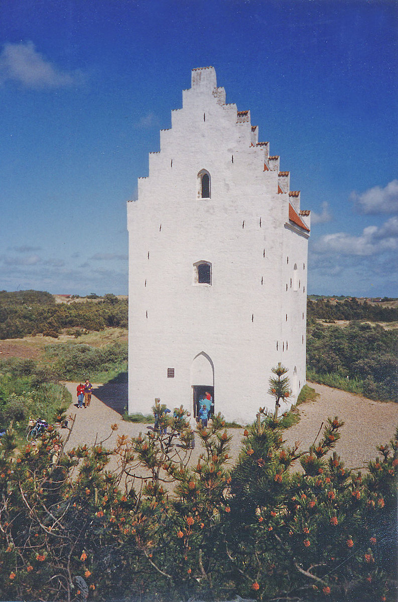 Die versandete Kirche St. Laurentius (dn. Den tilsandede Kirke) ist eine vielbesuchte Sehenswrdigkeit sdwestlich von Skagen im nrdlichen Jtland. Aufgrund starker Versandung wurde das Kirchenschiff 1805 abgerissen. Der Kirchturm blieb jedoch zunchst als Seezeichen erhalten und kann besichtigt werden. Bild vom Negativ. Aufnahme: Mai 1990.