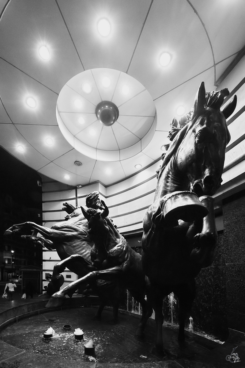Die vier Bronzepferde von Helios wurde 1991 in einem Brunnen am Piccadilly Circus installiert. (London, September 2013)