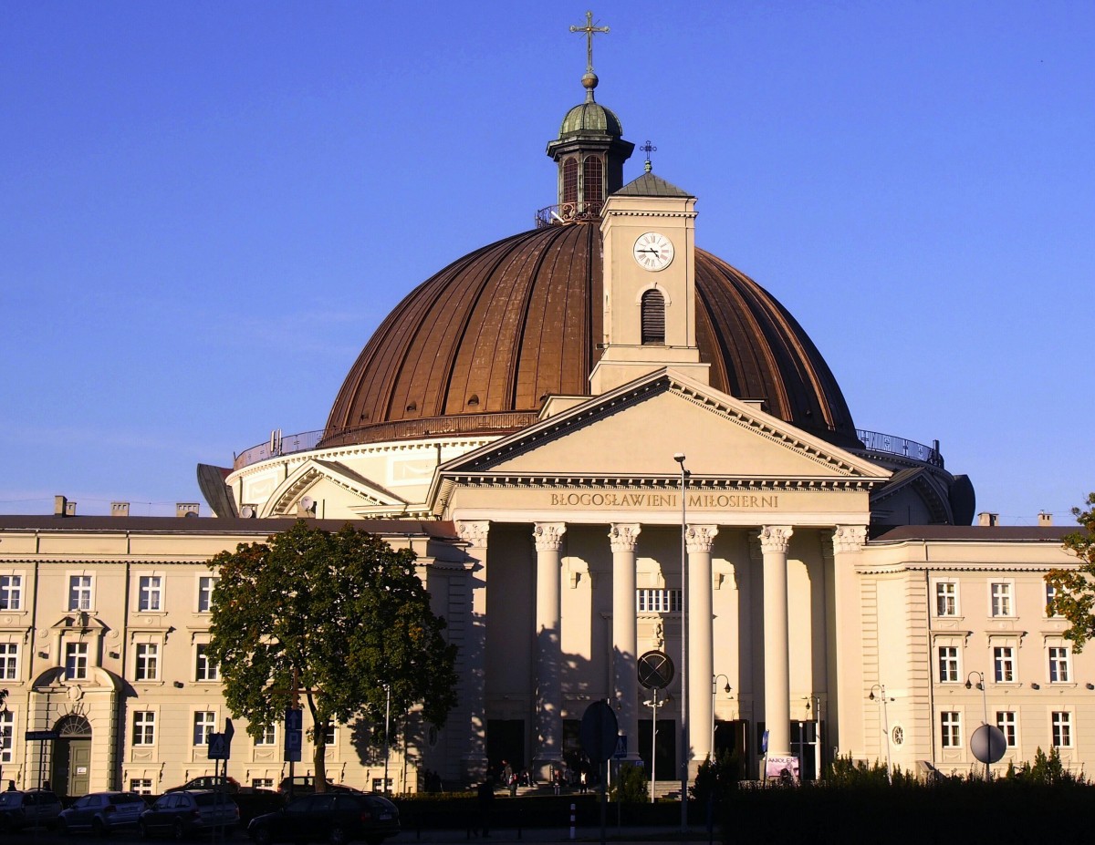 Die Vinzenz-von-Paul-Kirche entstand zwischen 1925 und 1937 im neoklassizistischen Stil nach dem Vorbild des Pantheons in Rom. Sie ist die grte Kirche in Bromberg und bietet 12.000 Personen Platz. Die Eisenbetonkuppel ist 65 m hoch. (1. Oktober 2015)