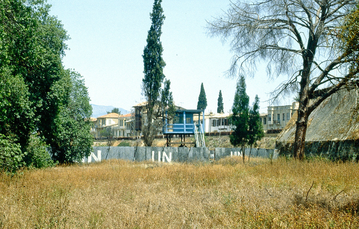 Die Waffenstilstandslinie zwischen Nord- und Sdzypern in Nicosia. Bild vom Dia. Aufnahme: April 1995.