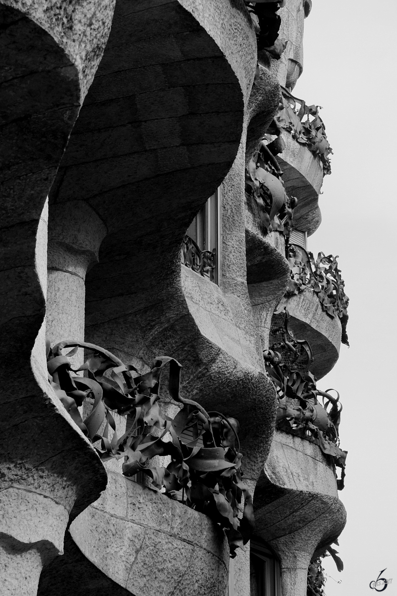 Die Wand der Casa Milà, dem letzten Bauwerk des Architekten Antoni Gaudí, bevor er sich vollständig dem Bau der Sagrada Familia widmete. (Barcelona, Dezember 2011)